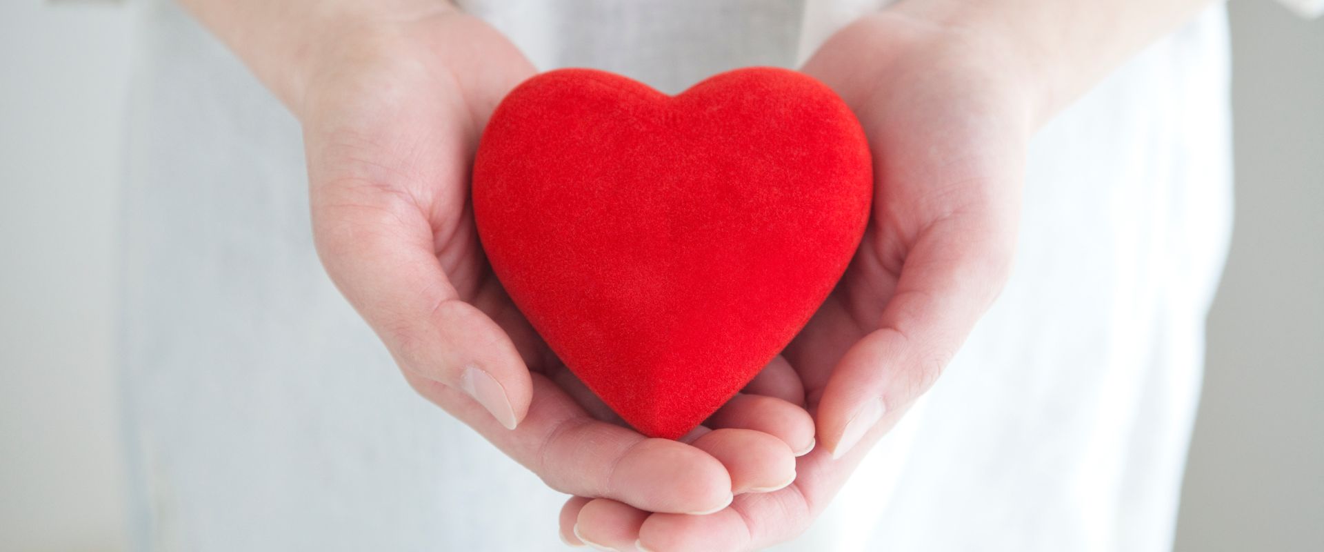 ハートを持つ女性の手元